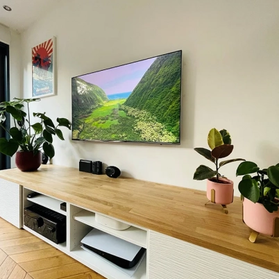 Customisation d'un meuble TV avec un plateau en chêne massif sur mesure