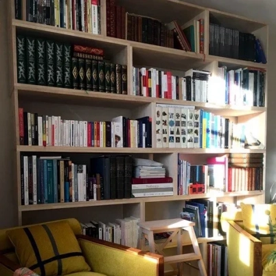 Maßgefertigtes Bücherregal mit Regalböden aus Birke massiv