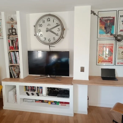 Wohnzimmermöbel nach Maß mit Plakaten und Massivholz