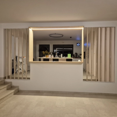 Realizzazione di un separatore di ambienti su misura in legno massello in una sala da pranzo