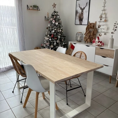 Tavolo su misura con piano in legno e gambe quadrate bianche