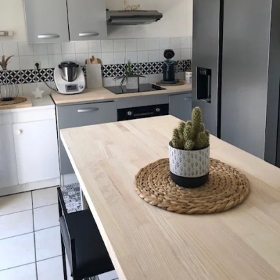 Küche mit Arbeitsfläche aus Esche massiv