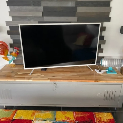 Mobile tv stile industrial usando un vecchio guardaroba e piano in legno