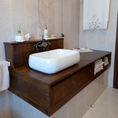 Creazione fai-da-te di un mobile sottolavabo in legno di abete