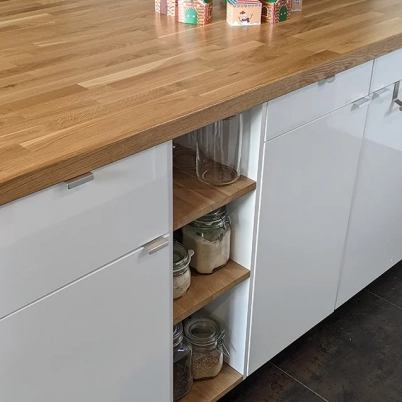 Custom-made central island with oak worktop and shelves