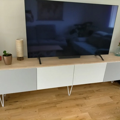 Personnalisation de meuble TV avec plateau en hévéa sur mesure