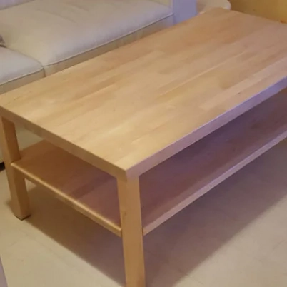Fabrication d'une table basse en bois de bouleau sur mesure