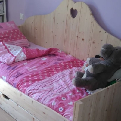 Maßgefertigtes Kinderbett aus Holz
