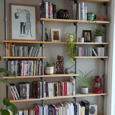 Libreria su misura con tubi idraulici e assi di legno