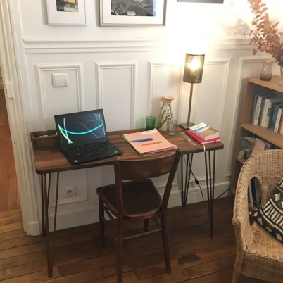 Maßgefertigter Schreibtisch mit Platte aus Nussbaum und Haarnadelbeinen