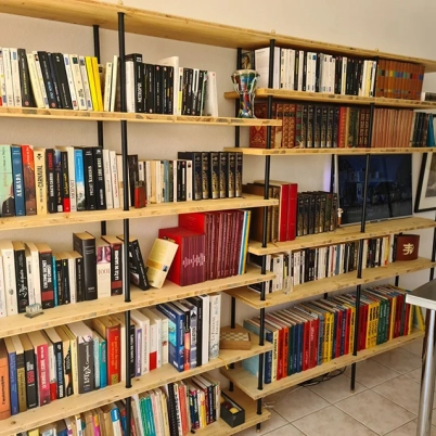 Bibliothèque industrielle réalisée avec des étagères sur mesure en bois