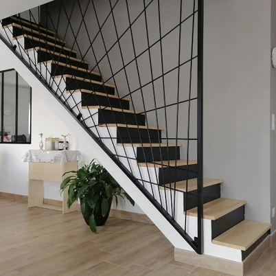 Habillage d'un escalier en béton avec marches en frêne sur mesure