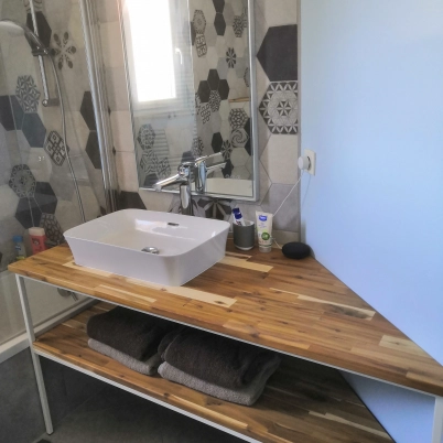 Mueble de cuarto de baño con encimera para lavabo de acacia