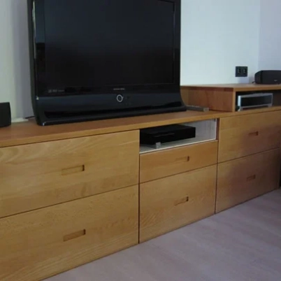 Maßgefertigter TV-Schrank aus Fichten- und Buchenholz