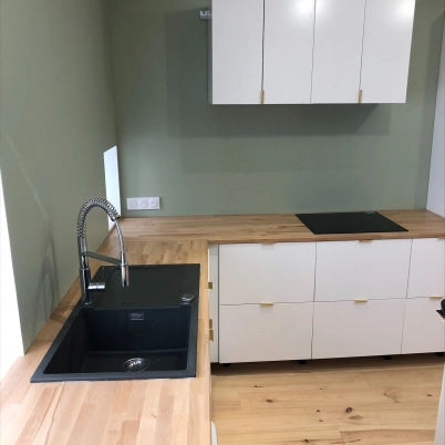 Kitchen with beech corner countertop made to measure