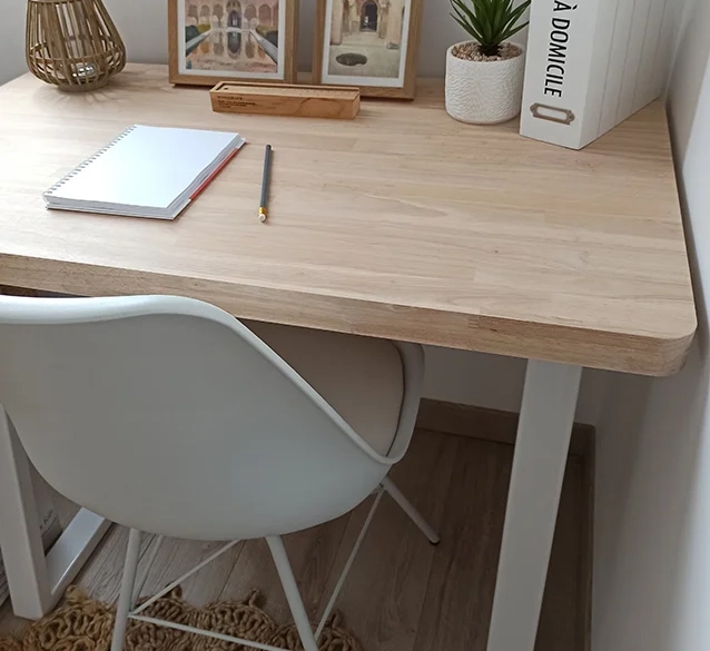 Kleiner Schreibtisch mit Holzplatte nach Maß
