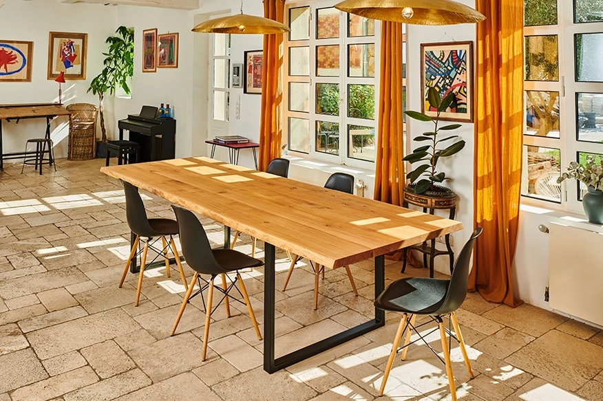 Table de salle à manger avec plateau en chêne à bords bruts