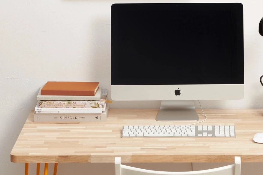Kundenspezifischer Schreibtisch mit natürlicher massiver Eichenplatte