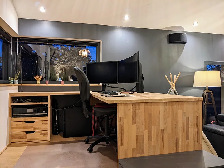 Diseño de un escritorio de esquina de estilo de casa de campo con tableros  de madera