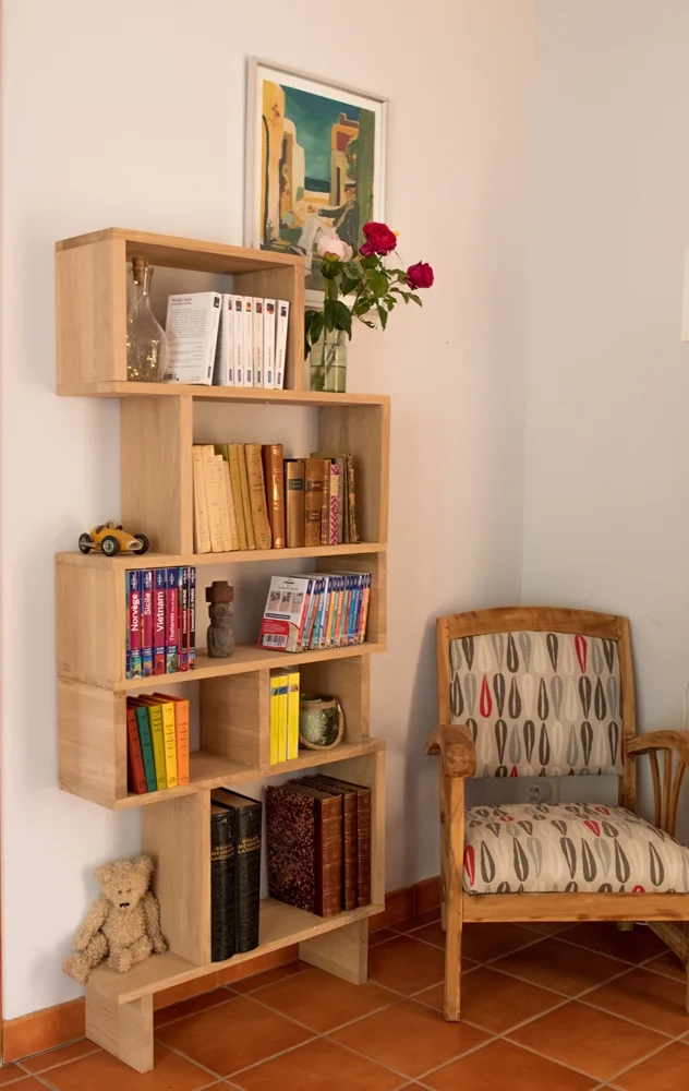 Crea la tua libreria su misura usando il legno massello