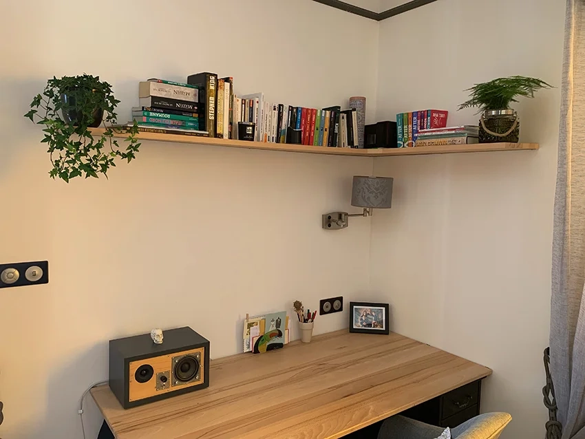 Diseño de un escritorio de esquina a medida con tableros de haya maciza