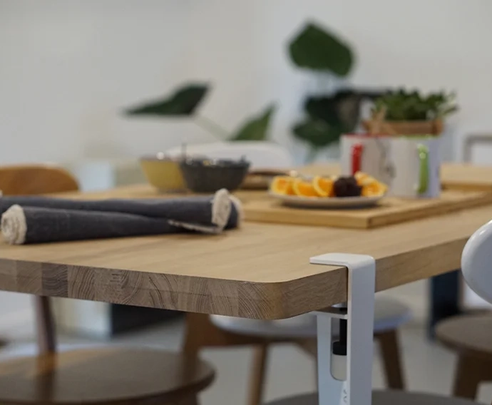 plateau de table en bois avec angles arrondis