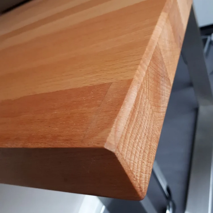 Wooden table top with edge machining