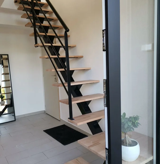 Central stringer staircase and solid wood steps