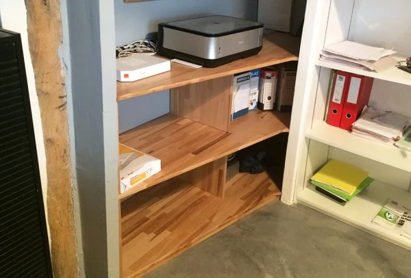 Customer production - custom-made corner shelves in solid beech