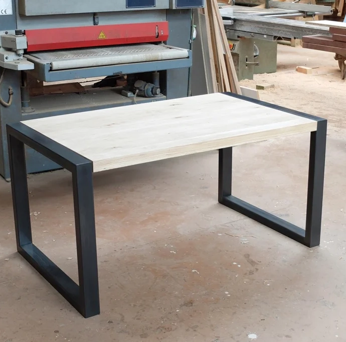 Création bureau sur mesure avec plateau en bois et pieds en acier