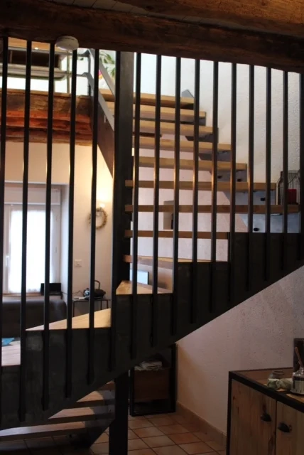 Custom-made half-turn staircase