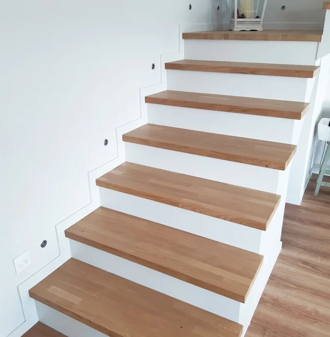 Quarter-turn concerte staircase with wooden steps