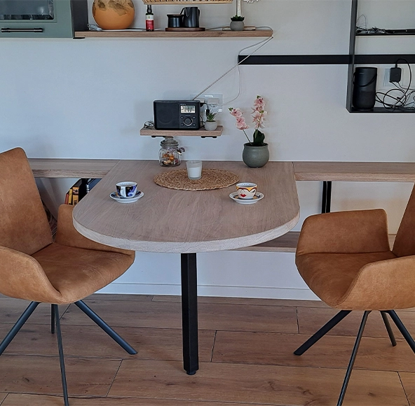 coin café sur mesure en chêne avec table et fauteuils design