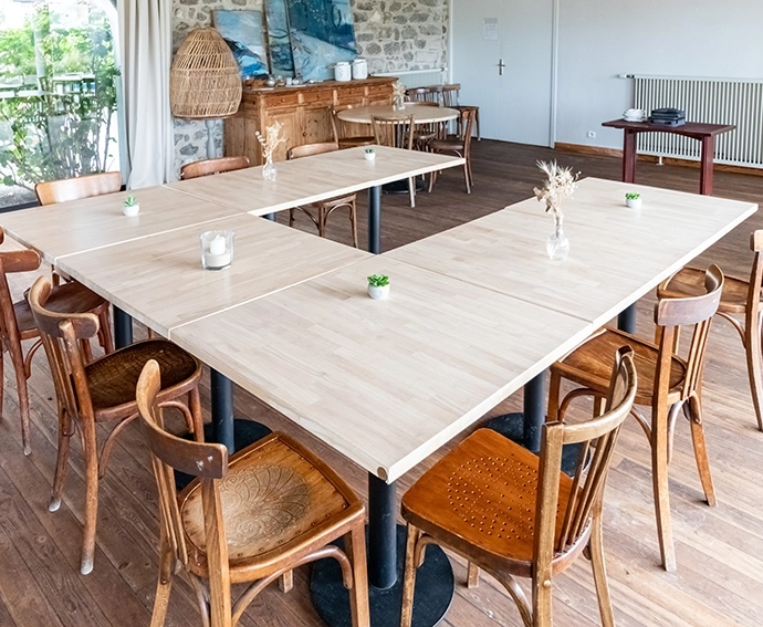 Aménagement d'une salle de réunion avec des plateaux de tables en bois découpés sur mesure