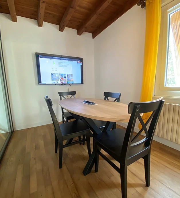 aménagement de salle de réunion avec table en bois sur mesure