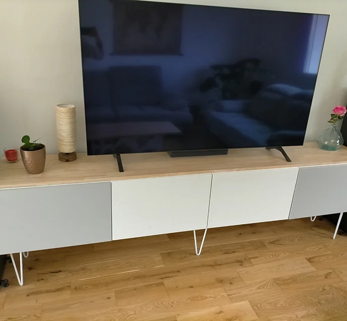 Personnalisation meuble TV sur mesure avec plateau en hévéa