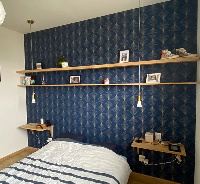 Aménagement de chambre avec planches en bois sur mesure