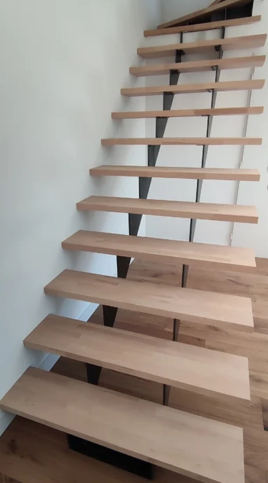 Quarter-turn concrete staircase with solid wood steps