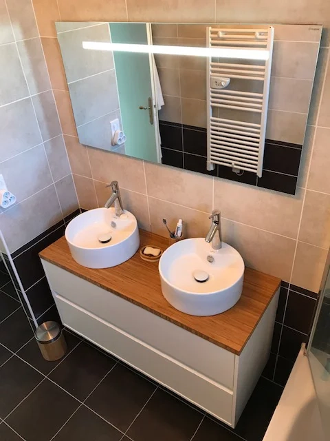 Meuble de salle de bain double vasque avec plan de travail en bambou