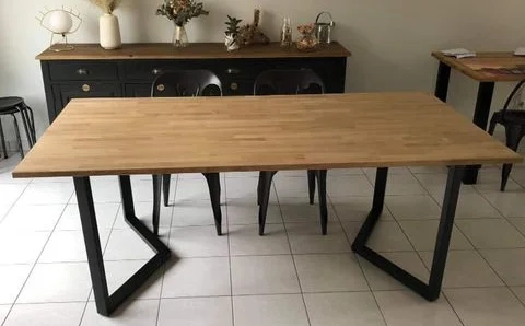 Table de salle à manger avec un plateau en bois massif sur mesure