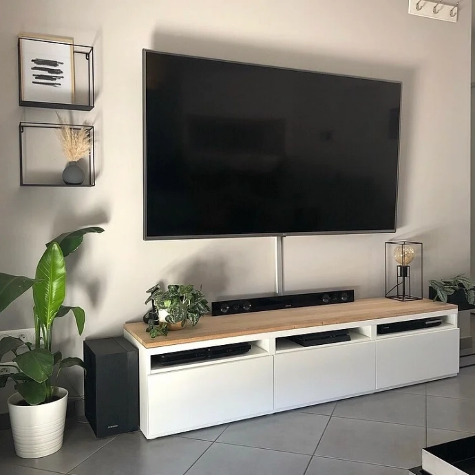 Customisation d'un meuble TV standard avec un plateau en bois massif sur mesure