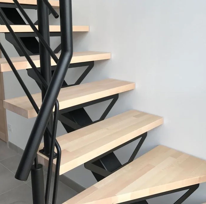 Fabrication escalier en acier avec marches sur mesure en bois hêtre