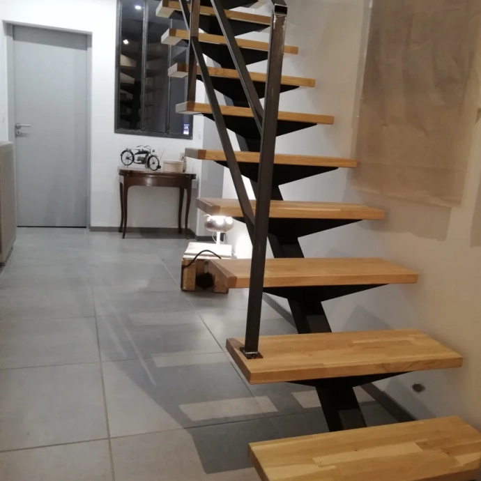 Escalier limon central avec marches sur mesure en bois