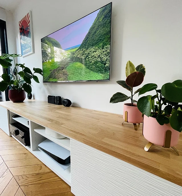 Meuble TV customisé avec un plateau en bois massif sur mesure