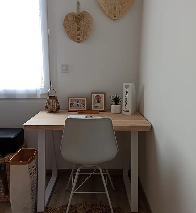 Small office area layout with wooden top