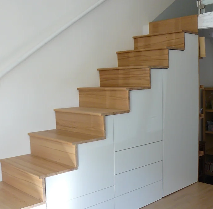 Creation of a staircase with wooden storage