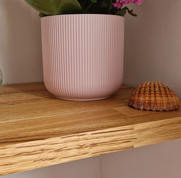 Étagère en chêne massif avec articles de décoration