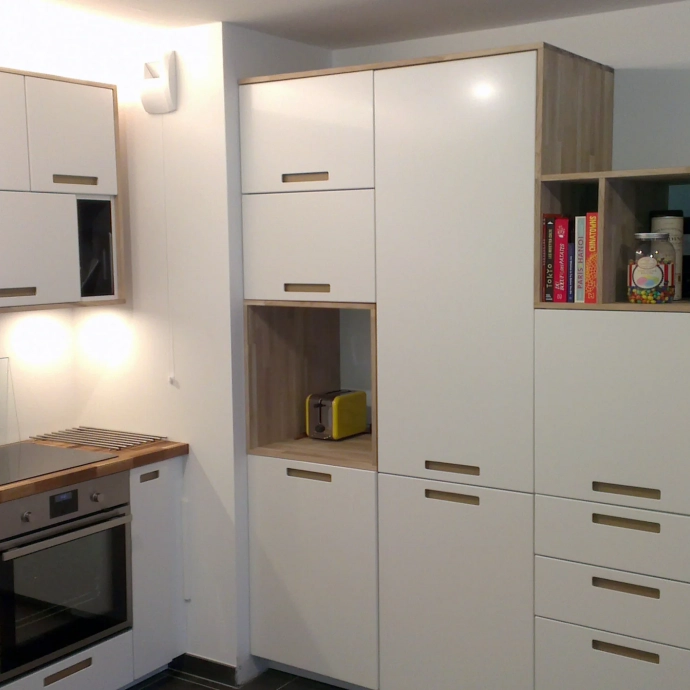 Covering kitchen units with cut-to-measure wood panels