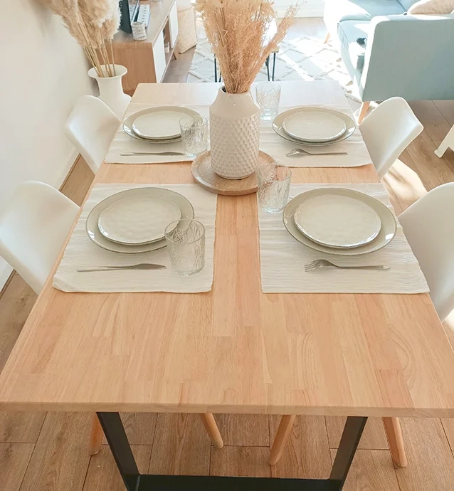 Table de salle à manger avec plateau en hévéa massif sur mesure