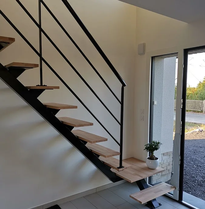 Manufacture of central stringer staircase with made-to-measure beech steps